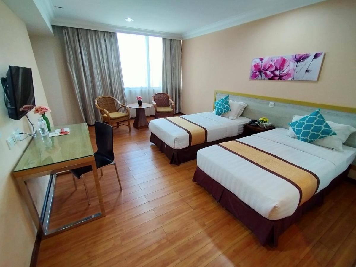 Td Plaza Hotel Кота-Кинабалу Экстерьер фото