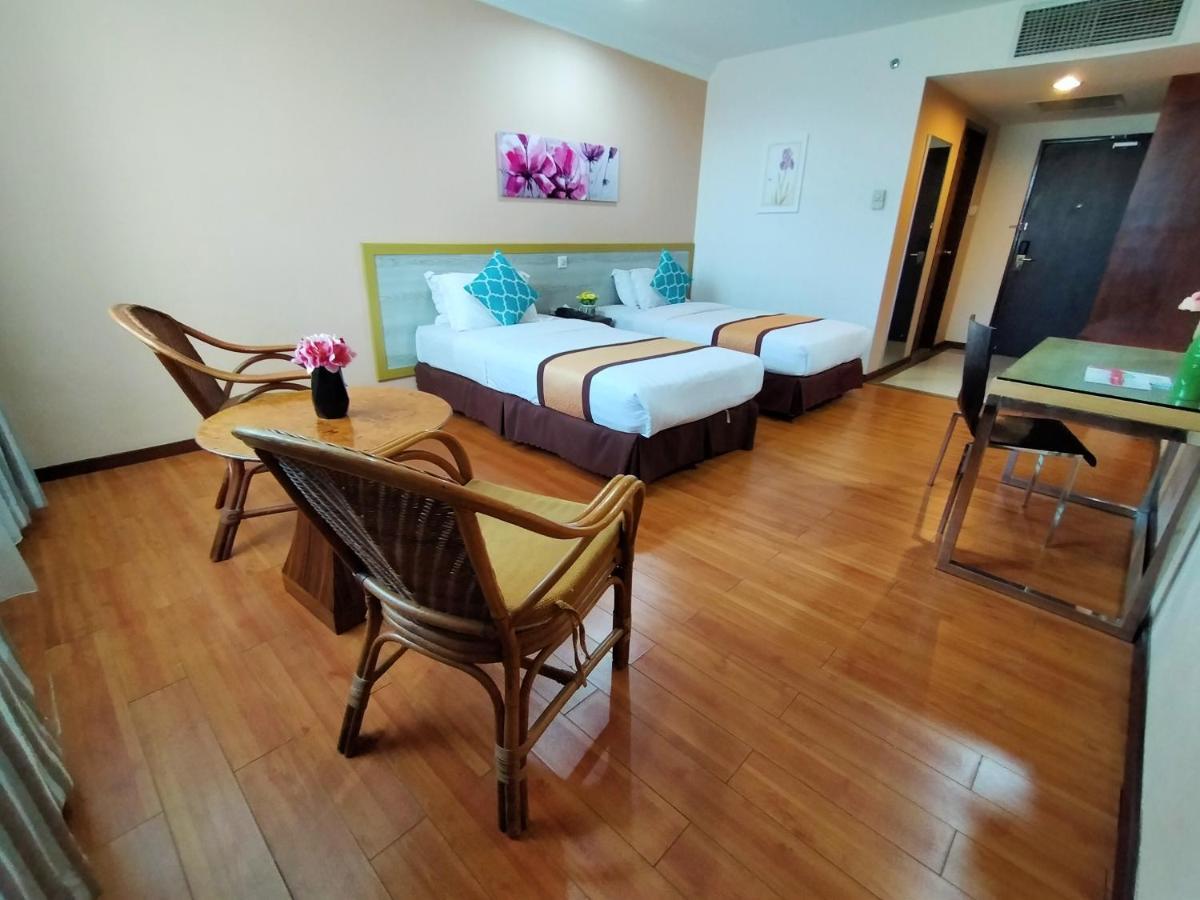 Td Plaza Hotel Кота-Кинабалу Экстерьер фото